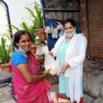 Helping Hand: कोरोना में प्रजापति समाज की डॉ. विनीता प्रजापति कर रहीं गरीबों की मदद