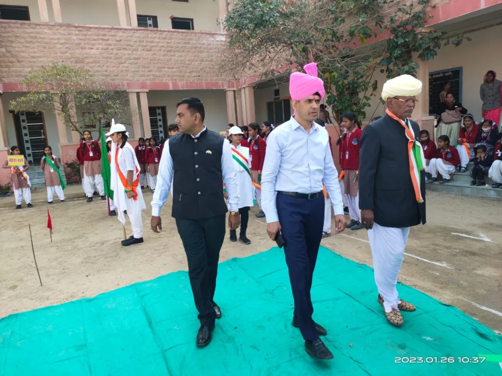 खेल गतिविधियों में भाग लेते और युवाओं का उत्साह बढ़ाते रमेश चौधरी।