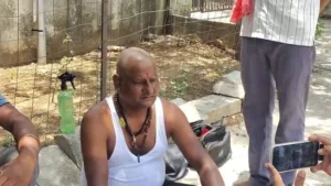 राजसमंद में अनोखा विरोध: बकाया वेतन नहीं मिला तो पंचायत के बाहर कराया मुंडन
