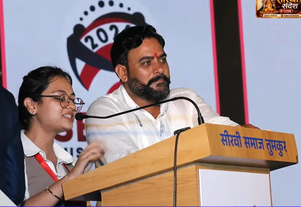Mohan Seervi and Harshita Pariharia conducting the proceedings.